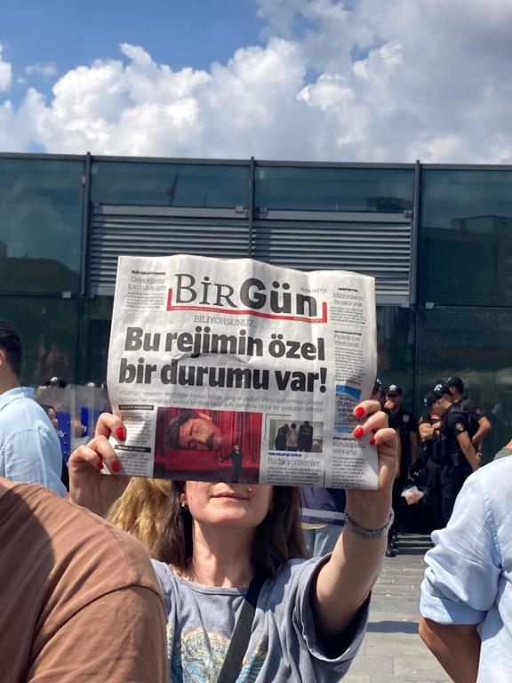 Çağlayan Adliyesi önünde Deniz Göktaş'a destek için toplananlar arasında BirGün gazetesi tutan bir kişi.